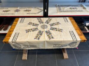 FİSKOS BONCUKLU EL BASKISI MASA ÖRTÜSÜ 102 X 102 - Görsel 3