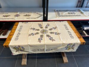 FİSKOS BONCUKLU EL BASKISI MASA ÖRTÜSÜ 102 X 102