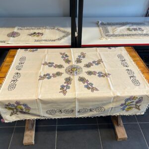 FİSKOS BONCUKLU EL BASKISI MASA ÖRTÜSÜ 102 X 102