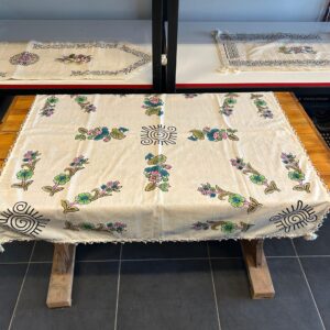 FİSKOS BONCUKLU EL BASKISI MASA ÖRTÜSÜ 102 X 102