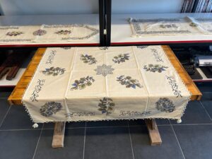 FİSKOS BONCUKLU EL BASKISI MASA ÖRTÜSÜ 102 X 102