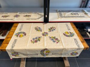 FİSKOS EL BASKISI MASA ÖRTÜSÜ 102 X 102