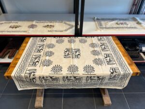 FİSKOS EL BASKISI MASA ÖRTÜSÜ 102 X 102 - Görsel 3