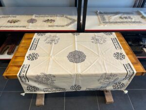 FİSKOS EL BASKISI MASA ÖRTÜSÜ 102 X 102 - Görsel 3