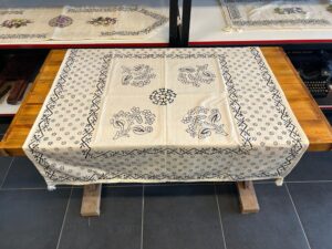 FİSKOS EL BASKISI MASA ÖRTÜSÜ 102 X 102 - Görsel 3