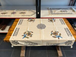 FİSKOS BONCUKLU EL BASKISI MASA ÖRTÜSÜ 102 X 102