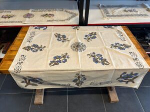 FİSKOS EL BASKISI MASA ÖRTÜSÜ 102 X 102