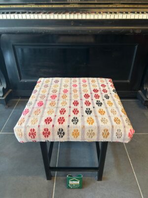 KİLİM KAPLI METAL AYAK TABURE 45X45X45 CM