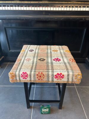 KİLİM KAPLI METAL AYAK TABURE 45X45X45 CM