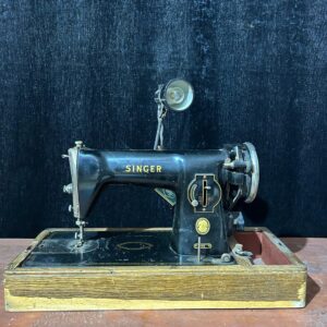 SİNGER 15B SERİSİ ORİJİNAL FENERLİ ANTİKA DİKİŞ MAKİNESİ (1954)